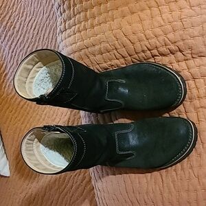 Tecnica side zip shearling lined suede boots. Vibram soles.